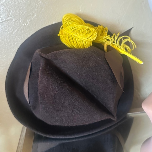 SWANKY 1940s\' BROWN FURRY FELT FEDORA WITH UNIQUE CROWN + YELLOW CURLY FEATHER main image 5